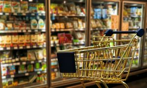 «Буханку хлеба или пакет молока»: ретейлеры готовы ограничить наценку на базовые продукты