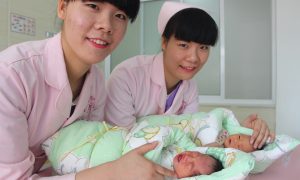 В Китае разработали «искусственную матку» и няню-робота, которая смотрит за эмбрионами. Как еще современные технологии помогают поднимать рождаемость