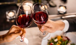Учёные: бокал вина за ужином грозит онкологией