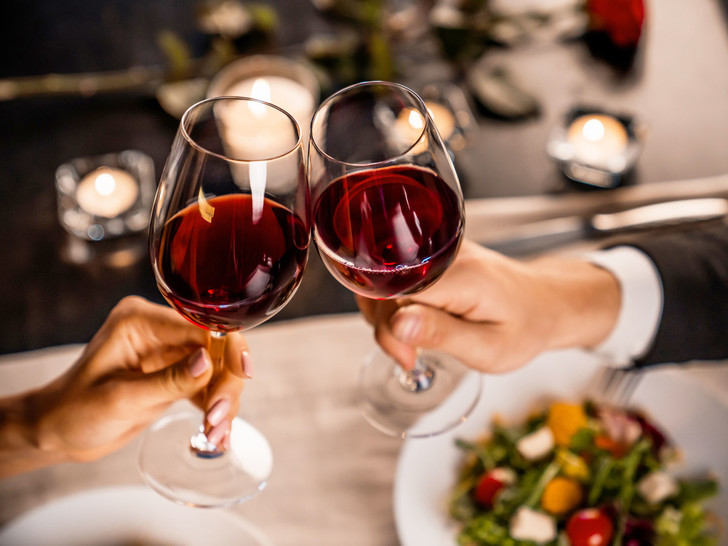 Учёные: бокал вина за ужином грозит онкологией 