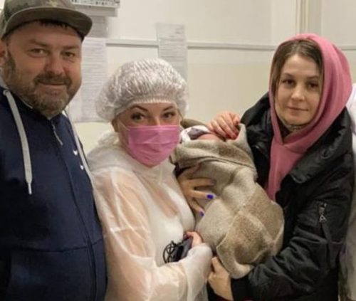 «Подумали, что это щенки»: подростки под Новосибирском спасли на трассе младенца, брошенного в коробке