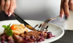 «Оседает на блюдах и напитках»: иммунолог предупредил об угрозе заражения «омикроном» через еду