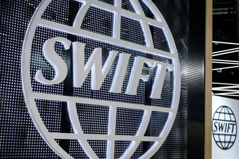 СМИ: Россию могут отключить от SWIFT в течение нескольких дней. Что будет после этого? 