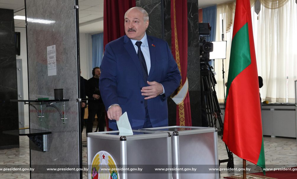 ЦИК Белоруссии объявил о принятии поправок в Конституцию 