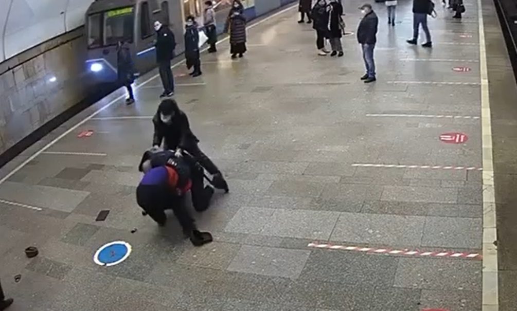 Мигранты из Таджикистана избили двух полицейских на станции московском метро. Видео 
