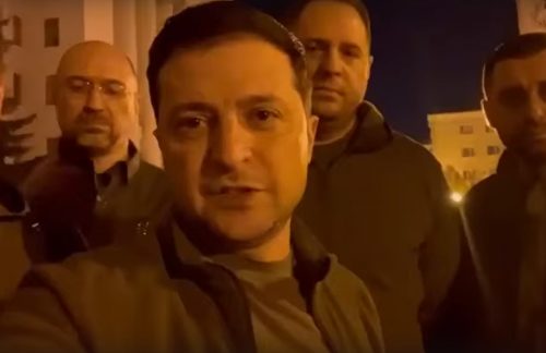 Перепутал бункер со сценой»: Зеленский записал странное видеообращение на  улицах Киева — Блокнот Россия