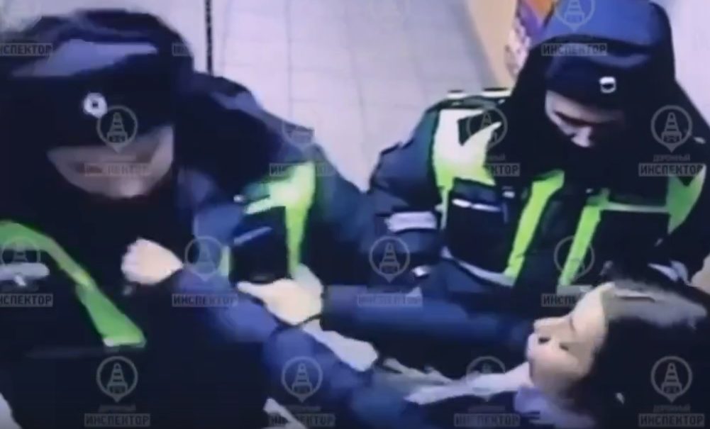Гаишники подрались с девушкой-опером в райотделе полиции в Петербурге из-за мигранта 