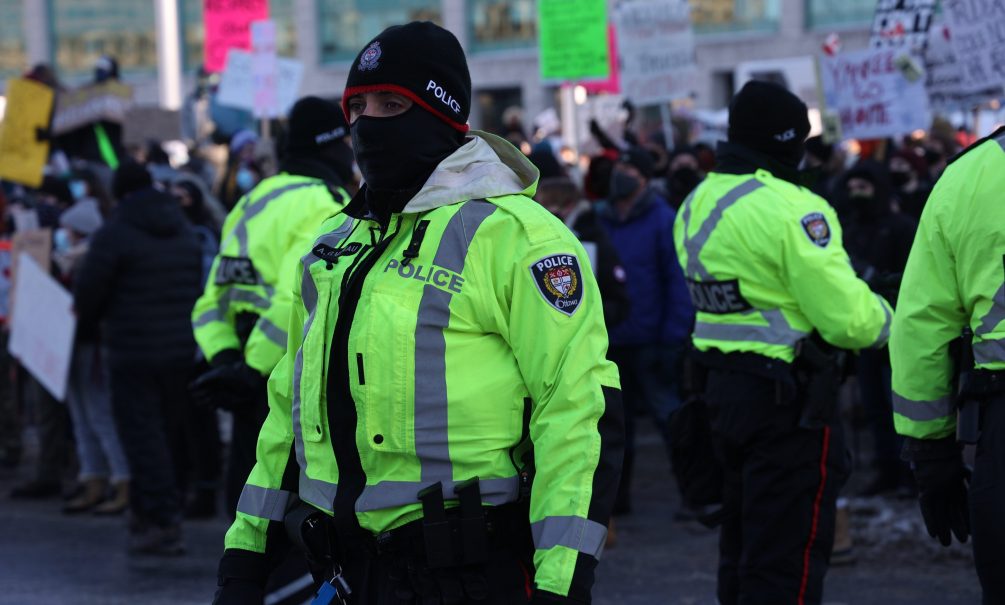 Протест вышел из-под контроля: в столице Канады массовый бунт из-за ковидных ограничений, полиция не справляется 