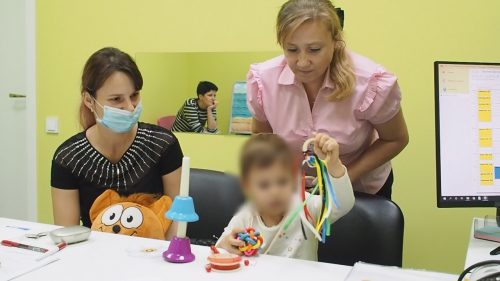 «Каждую поездку ребенок болеет»: родители детей с нарушениями слуха о том, как непросто дается им помощь
