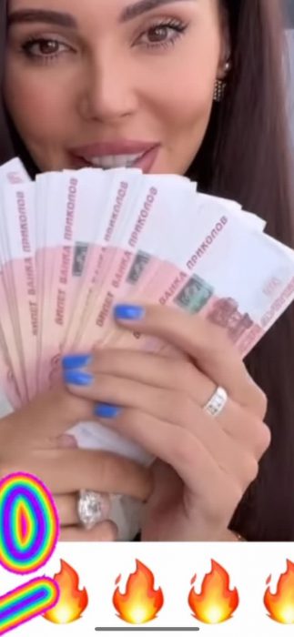 «А подарки, наверное, из пластилина?»: Самойлову высмеяли за розыгрыш с фальшивыми деньгами