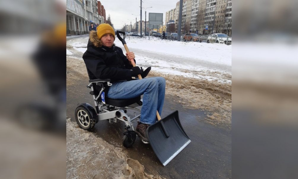 Превративший коляску в экскаватор для уборки снега инвалид рассказал о «доступной» среде в Санкт-Петербурге 