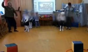 Подзатыльник как стимул: воспитательница детсада в Ивановской области хотела сделать малышей быстрее и ловчее