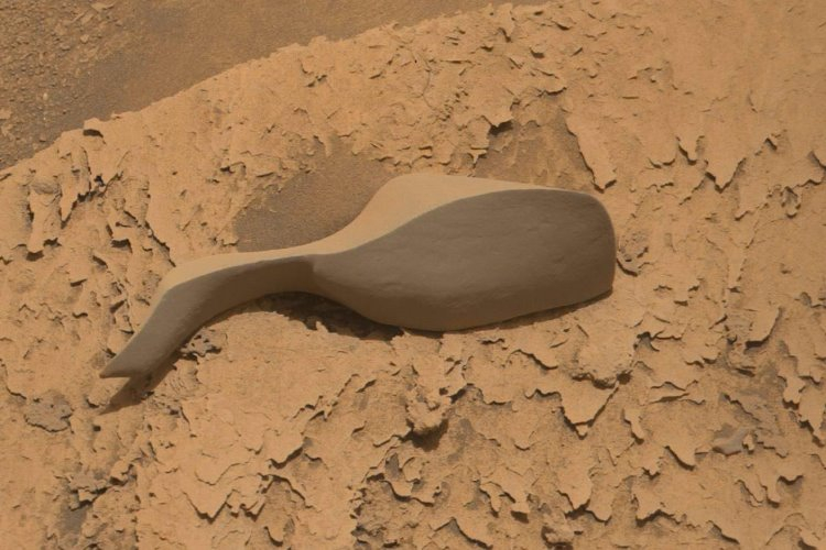 Марсоход Curiosity сфотографировал странный объект на поверхности Красной планеты 