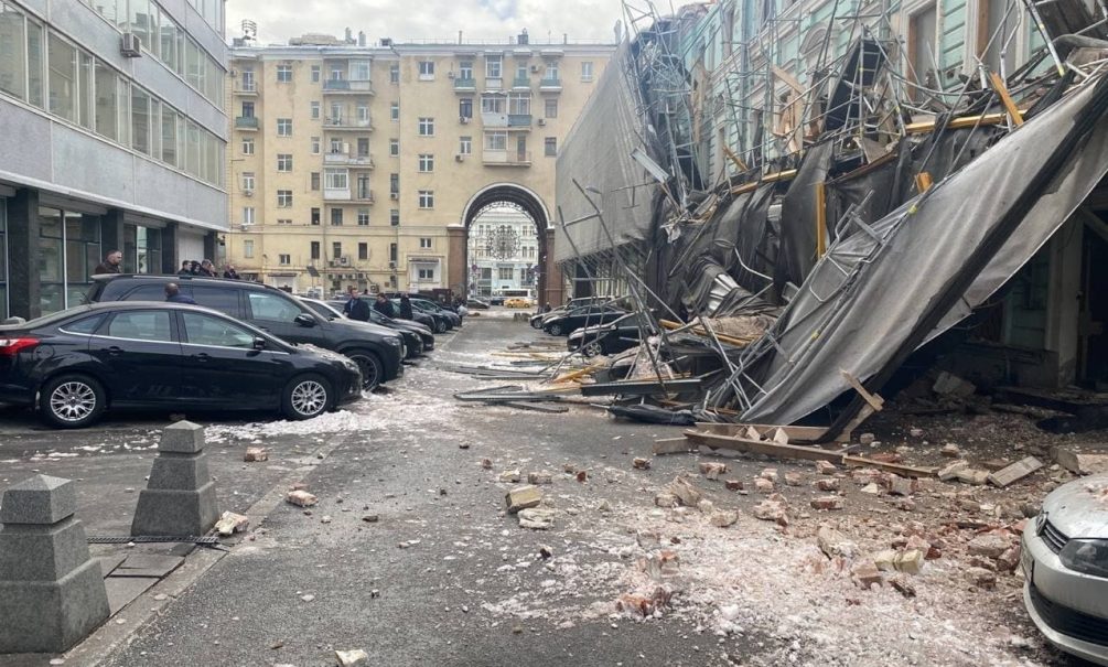 Во дворе Госдумы рухнули строительные леса и раздавили машины депутатов 