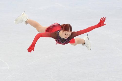 Валиева, Трусова и Щербакова выступили в короткой программе на Олимпиаде в Пекине. Не все прошло гладко