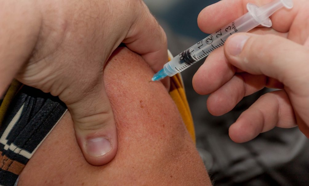 Ученые назвали ключевые симптомы омикрона у вакцинированных 