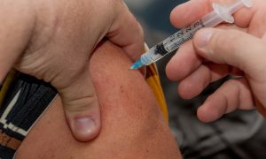 Ученые назвали ключевые симптомы омикрона у вакцинированных