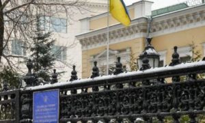 Украинские дипломаты жгут документы и массово эвакуируются из России