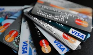 Visa и Mastercard прекращают работу в России. Что будет с картами?