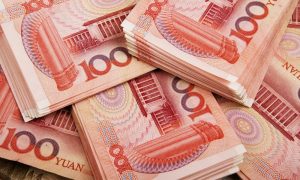 Эксперт перечислил плюсы и минусы вложений в юани для россиян