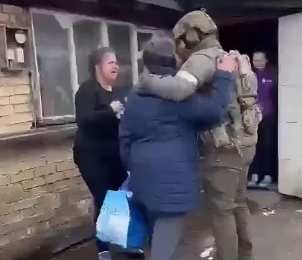 “Боже, хлопцы, я вам благодарна!”: украинская женщина благодарит бойцов чеченского ОМОНа за спасение 