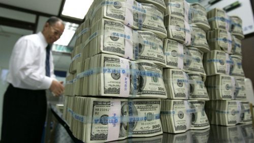 Экономист спрогнозировал массовый отказ от доллара в 2022 году
