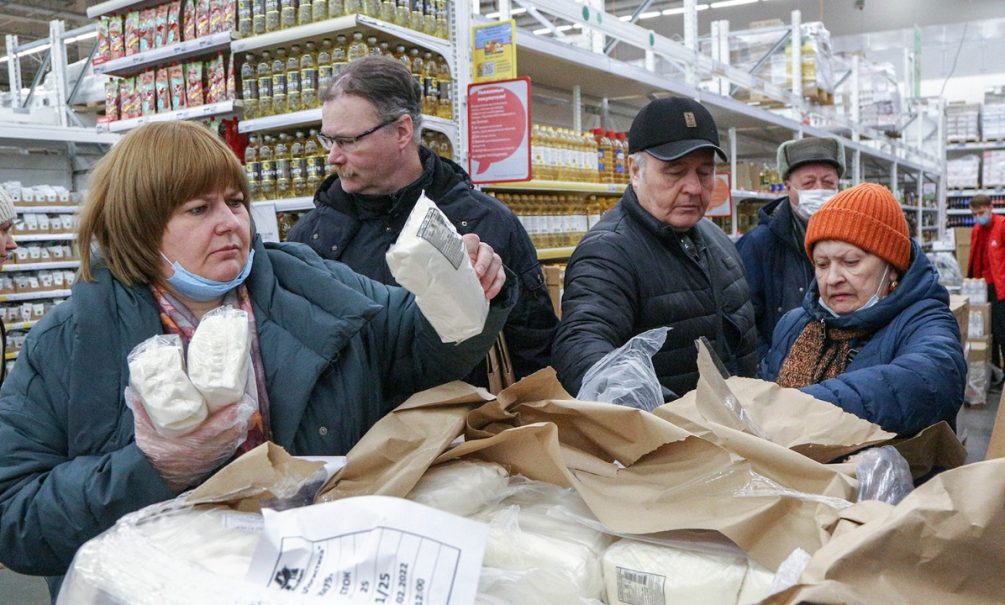 Россияне массово отдают личные вещи в обмен на продукты питания 