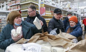 Россияне массово отдают личные вещи в обмен на продукты питания