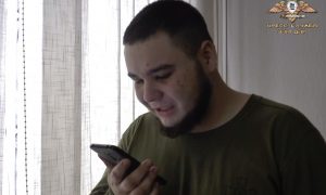 «Я целый, мне повезло»: сдавшемуся в плен украинскому солдату разрешили позвонить родным