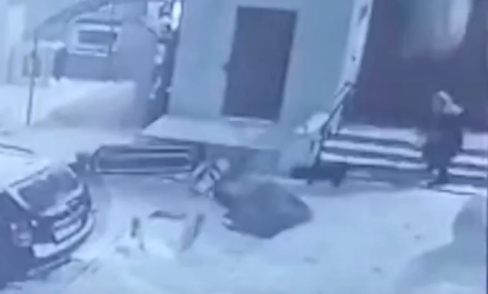 В Новосибирске пенсионерку убило выброшенным с 7 этажа креслом. Видео 