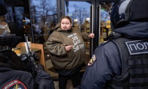 270-килограммовый сын Никаса Сафронова приковал себя наручниками к входу в «Макдоналдс»