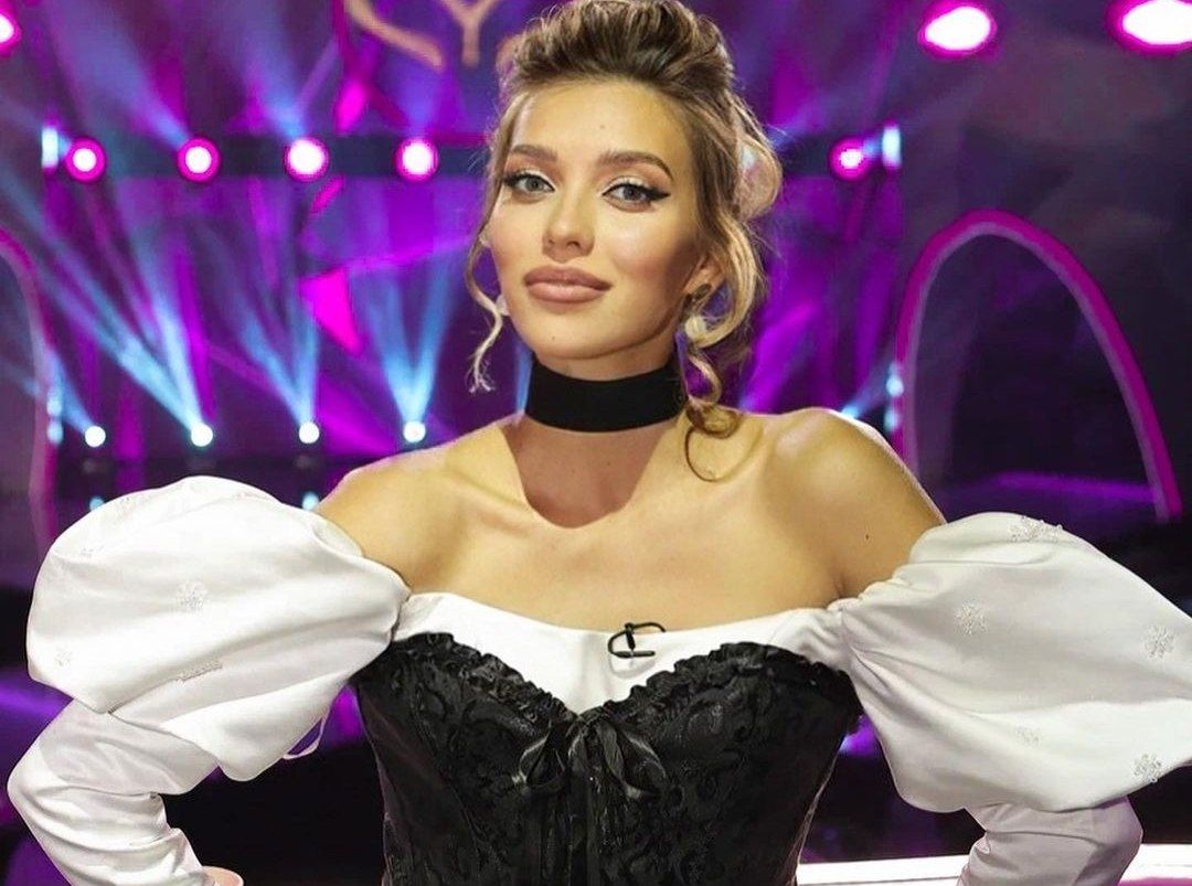 Рассекретила беременность: Тодоренко в «голом» платье показала живот на шоу «Маска» 
