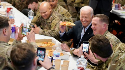 "Я бы поел бобов": Джо Байден отведал пиццу с американскими солдатами в Польше