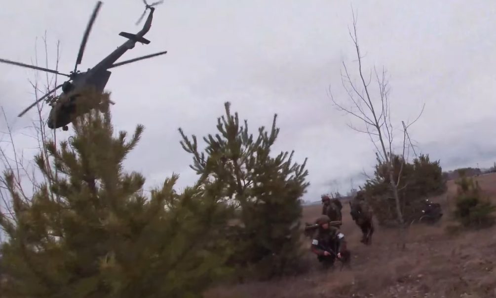 Минобороны России опубликовало видео операции воздушного десанта на Украине 