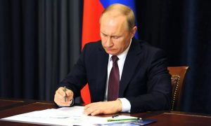 Путин объявил о новых выплатах для семей с низким доходом на детей 8-16 лет