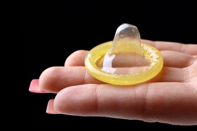 Россияне бросились скупать презервативы впрок 