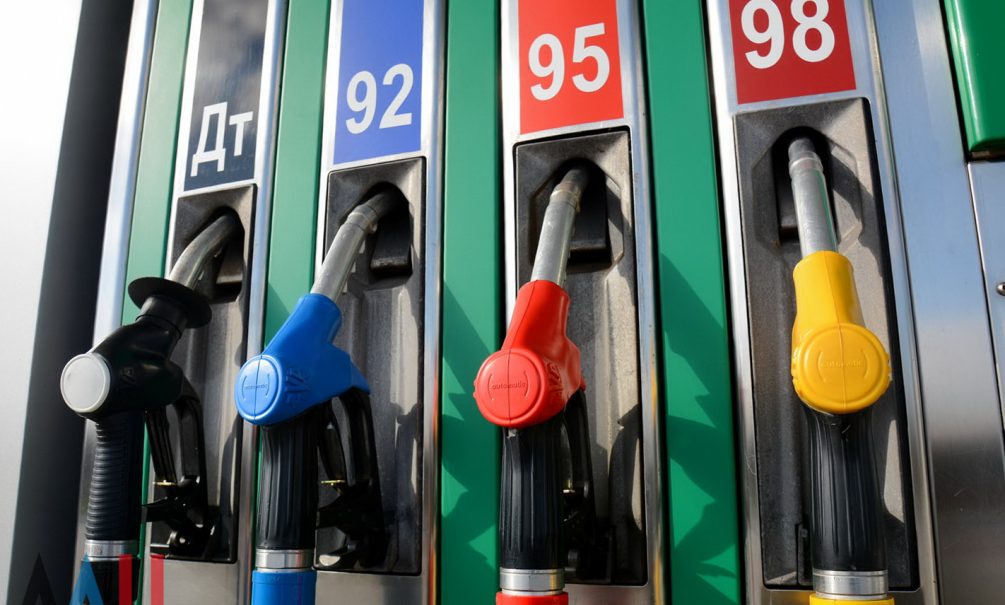 Неожиданный плюс: в России из-за западных санкций начал дешеветь бензин 