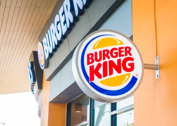 «Идите делать уроки»: Burger King иронично ответил на угрозы хакеров Anonymous 