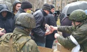 Не смогли сдержать слез: жители Мелитополя получили первую гуманитарную помощь из России