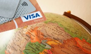 Вакцинный туризм сменился карточным: куда едут россияне ради Visa и Mastercard