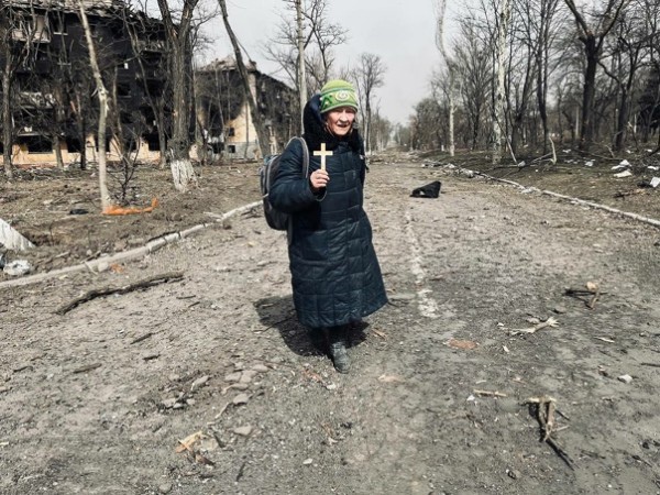 «Можно выехать, продукты и вода есть, но очень страшно»: что происходит на территории Донбасса глазами очевидцев 