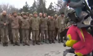 Без слез: сложившим оружие украинским военным показали Аллею ангелов в Донецке