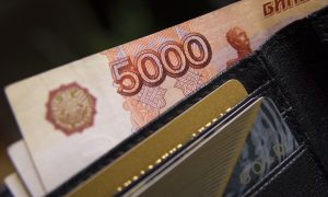 Объем наличных в России в феврале вырос максимально за 20 лет. Почему россияне спешат снимать рубли