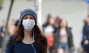 Пандемия все? В Москве разрешили не носить защитные маски