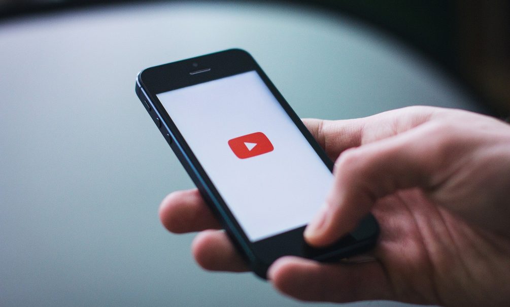 YouTube не допустил телепрограмму венгерского ведущего с российским посланником 