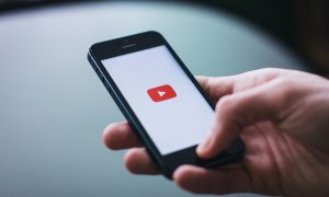 YouTube не допустил телепрограмму венгерского ведущего с российским посланником