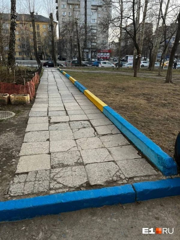 "Деукраинизация": в Екатеринбурге за сутки перекрасили бордюр, которые уборщица покрыла цветами флага Украины