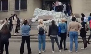 На Украине жены и матери тероборонцев закидали камнями военкомат