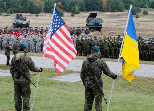 Российские военные нашли на базе «Азова»* под Мариуполем методички Пентагона