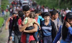 Экс-советник Трампа заявил, что мигранты угрожают нацбезопасности США